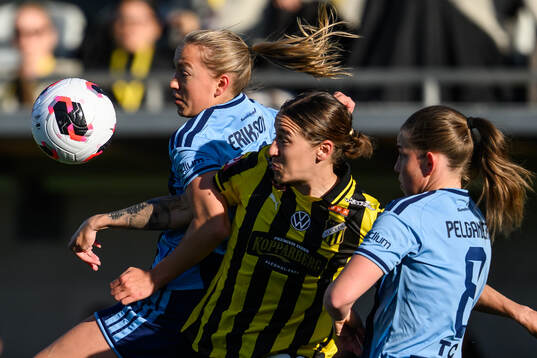 Djurgårdens Sara Eriksson och Elsa Pelgander mot Häckens