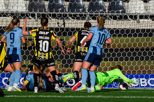 Häckens målvakt Fanney Inga Birkisdottir räddar ett skott