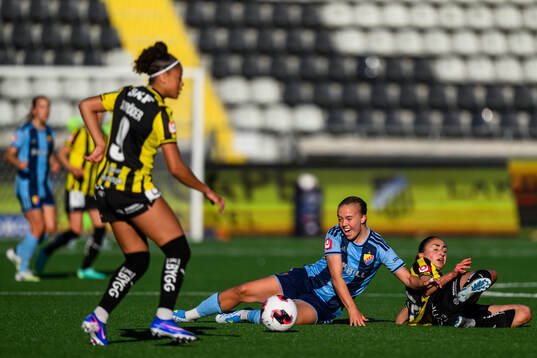 Djurgårdens Elin Westlund och Häckens Nesrin Akgun