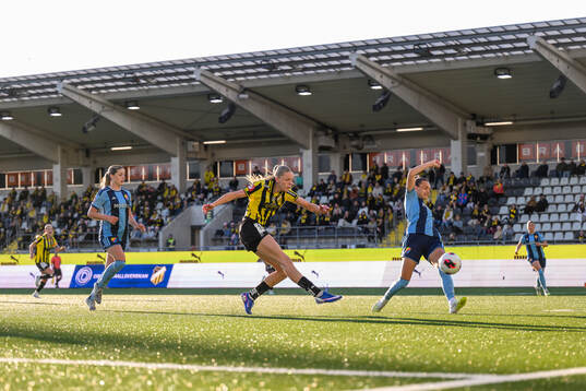 Häckens Thelma Pálmadottir och Djurgårdens Selma Larsen