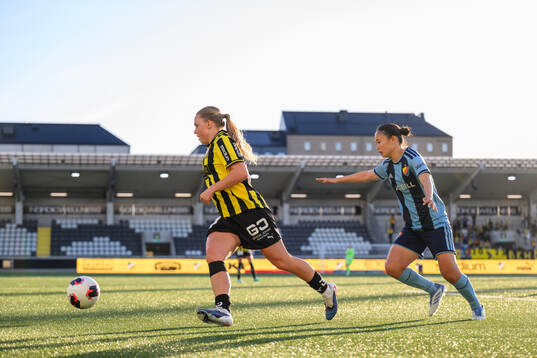 Häckens Pernille Sanvig och Djurgårdens Urara Watanabe