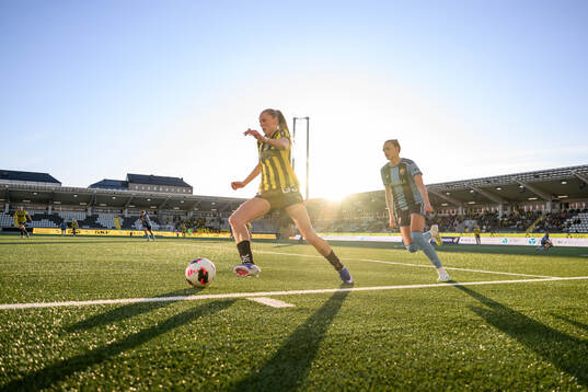 Häckens Thelma Pálmadottir och Djurgårdens Selma Larsen