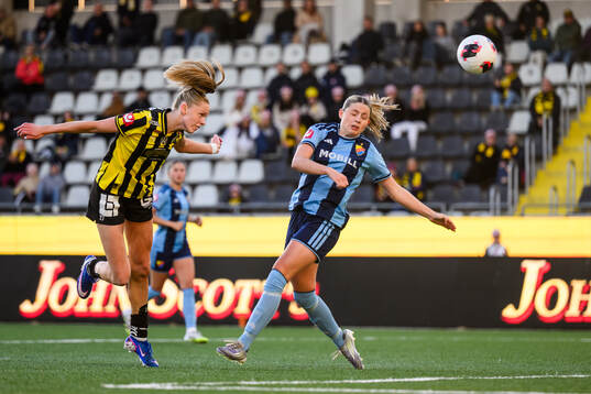 Häckens Thelma Pálmadottir och Djurgårdens Emma Holmqvist