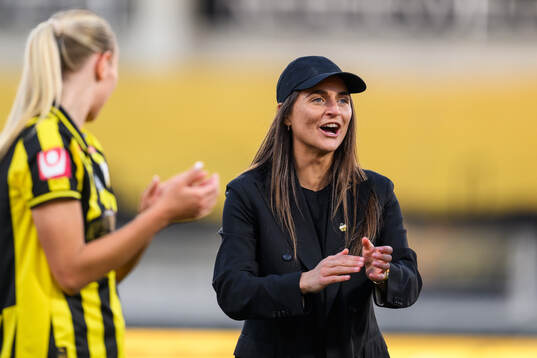 Häckens tränare Elena Sadiku jublar