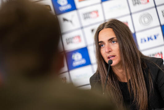 Häckens tränare Elena Sadiku på presskonferensen