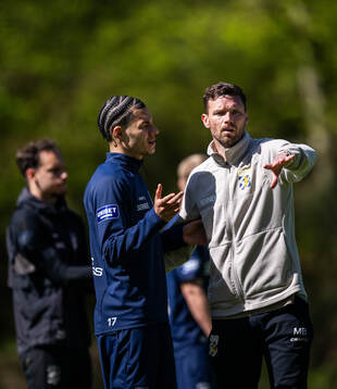 Alexander Jallow och assisterande tränare Marcus Berg