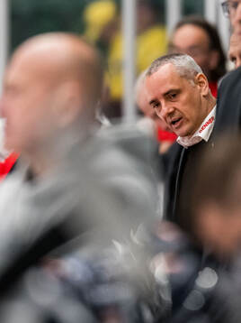 Head coach Rickard Franzén of Schweiz