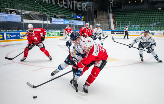 Anton Lundell of Finland and Pius Suter of Schweiz