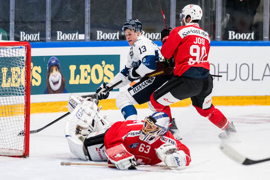 Jesse Puljujärvi of Finland and goaltender Leonardo Genoni
