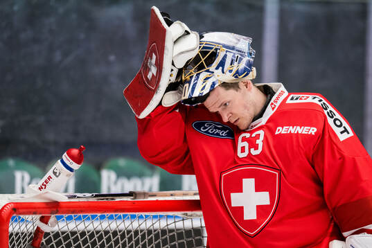 Goaltender Leonardo Genoni of Schweiz