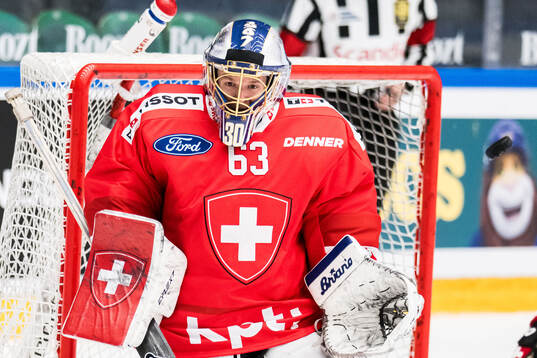 Goaltender Leonardo Genoni of Schweiz