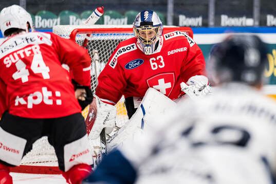 Goaltender Leonardo Genoni of Schweiz