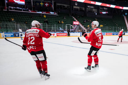 Nino Niederreiter and Calvin Thurkauf of Schweiz celebrates