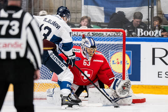 Jesse Puljujärvi of Finland and goaltender Leonardo Genoni