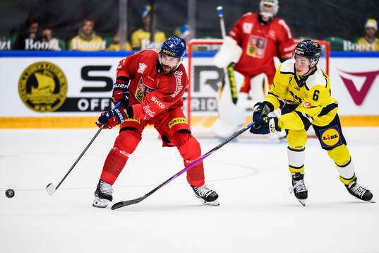 Michal Kempny of Czech Republic and Isac Hedqvist of Sweden