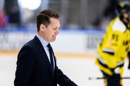 Head coach Sam Hallam of Sweden