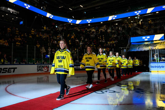 Kim Martin Hasson and players of the Swedish 2006 Olympics