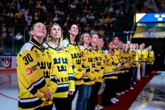 Kim Martin Hasson and players of the Swedish 2006 Olympics