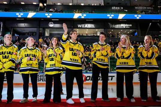 Maria Rooth and players of the Swedish 2006 Olympics
