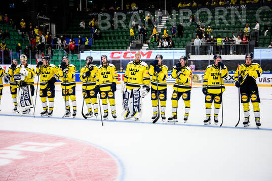 Players of Sweden looks dejected