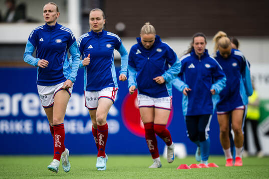 Karina Sævik of Vålerenga warms up