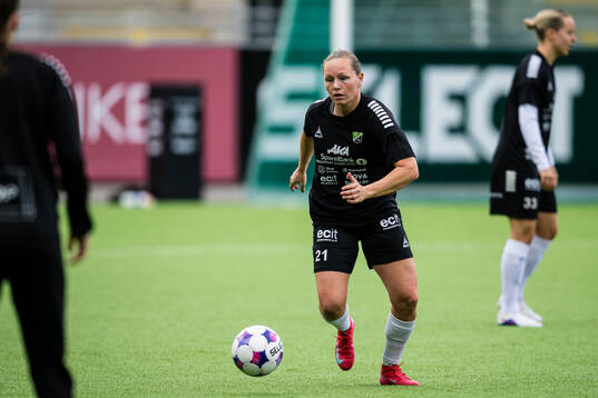 Silje Bekkåsen Nyhagen of Hønefoss warms up