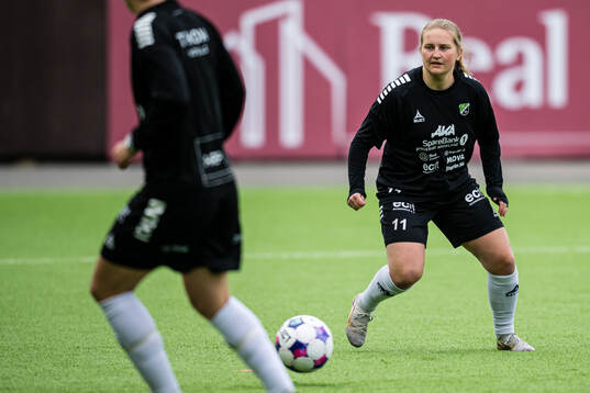 Synne Kristine Nilssen Hamborg of Hønefoss warms up