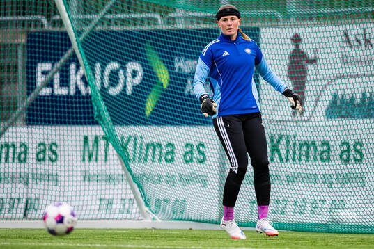 Goalkeeper Tove Enblom of Vålerenga warms up