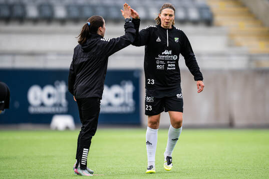 Lena Soleng Hansen of Hønefoss warms up