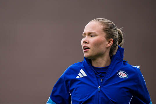 Arna Eiriksdottir of Vålerenga warms up