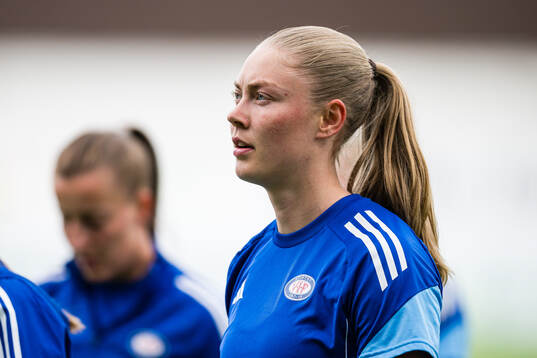 Tuva Espås of Vålerenga warms up