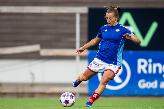 Stine Brekken of Vålerenga warms up