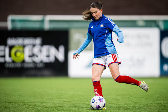 Naina Maria Inauen of Vålerenga warms up