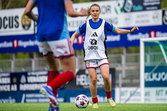 Eline Hegg of Vålerenga warms up