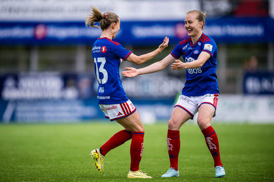 Eline Hegg of Vålerenga celebrates with teammate Noor
