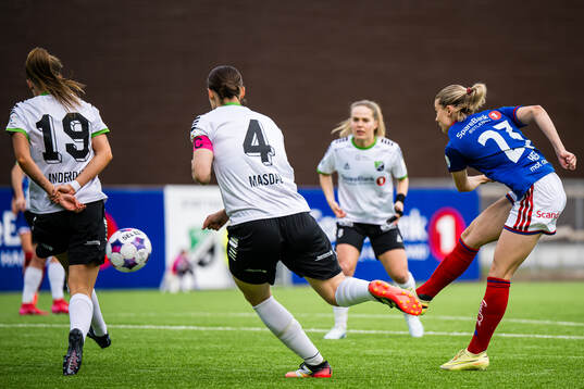 Eline Hegg of Vålerenga scores the 0-1 goal
