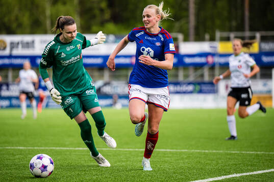 Goalkeeper Siri Ervik of Hønefoss and Karina Sævik of