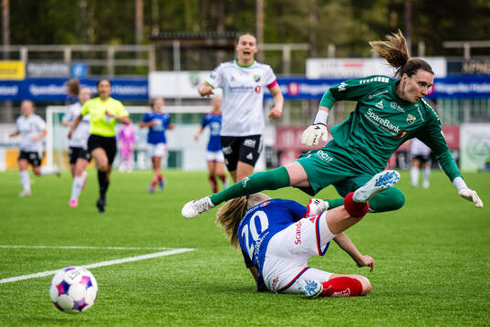 Tuva Espås of Vålerenga and goalkeeper Siri Ervik of