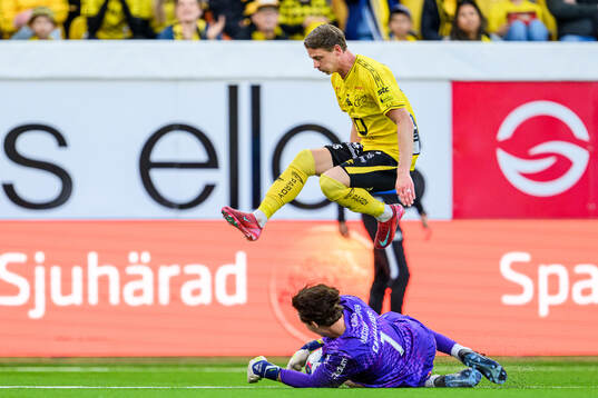 Elfsborgs Simon Hedlund och Brommapojkarnas målvakt Leo