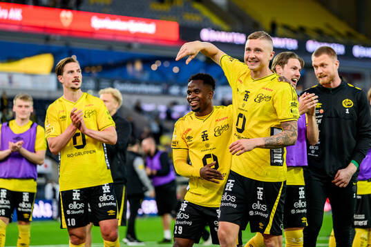 Elfsborgs Momoh Ibrahim Kamara och Sebastian Holmén jublar