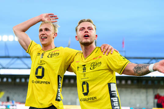 Elfsborgs Leo Östman och Frederik Ihler jublar