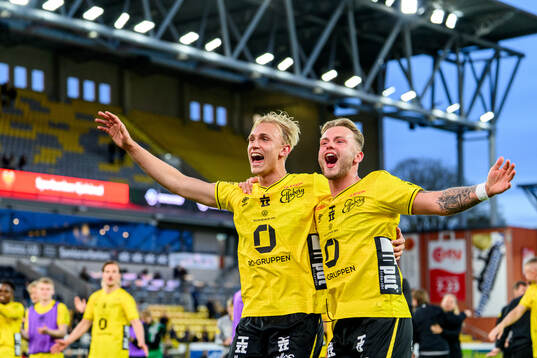 Elfsborgs Leo Östman och Frederik Ihler jublar