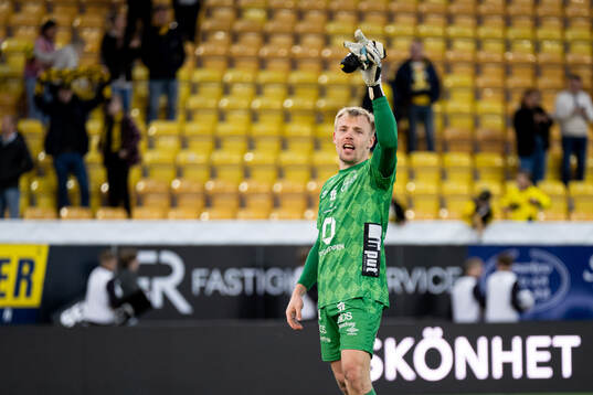 Elfsborgs målvakt Isak Pettersson jublar