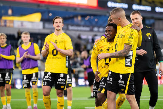 Elfsborgs Momoh Ibrahim Kamara och Sebastian Holmén jublar