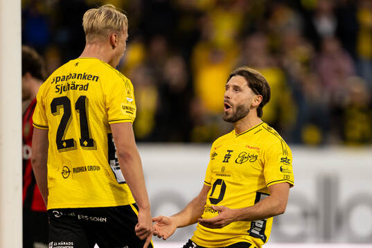 Elfsborgs Arber Zeneli jublar med Leo Östman som gjort 2-0