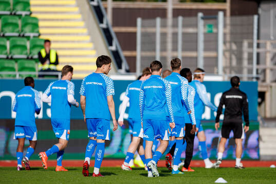 IFK Värnamos spelare fotbollsmatchen i Superettan mellan