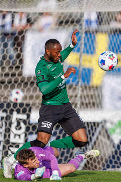 IFK Värnamos målvakt Hugo Keto och Varbergs Shanyder
