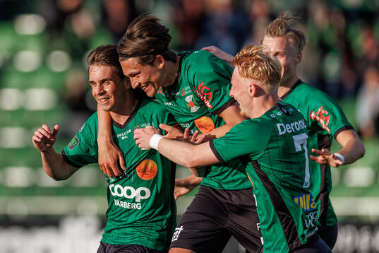 Varbergs Isak Valentin Vidjeskog jublar med lagkamrater
