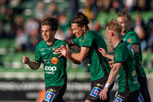 Varbergs Isak Valentin Vidjeskog jublar med lagkamrater