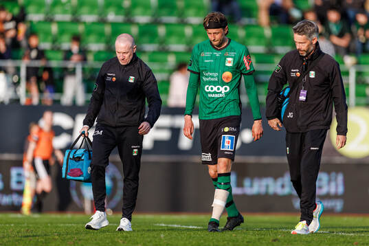 Varbergs Joakim Lindner lämnar planen
